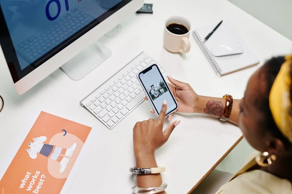 Vue rapprochée d'un ordinateur portable affichant la page de connexion Pexels, mettant en avant une interface numérique moderne.